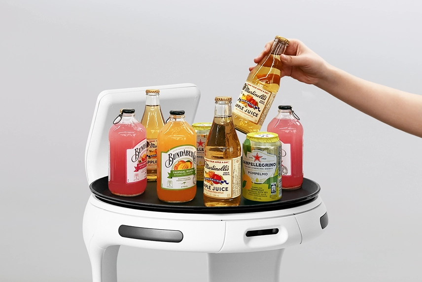 images/drink-serving2.webp - SERVI food service robots are ideal for drink serving